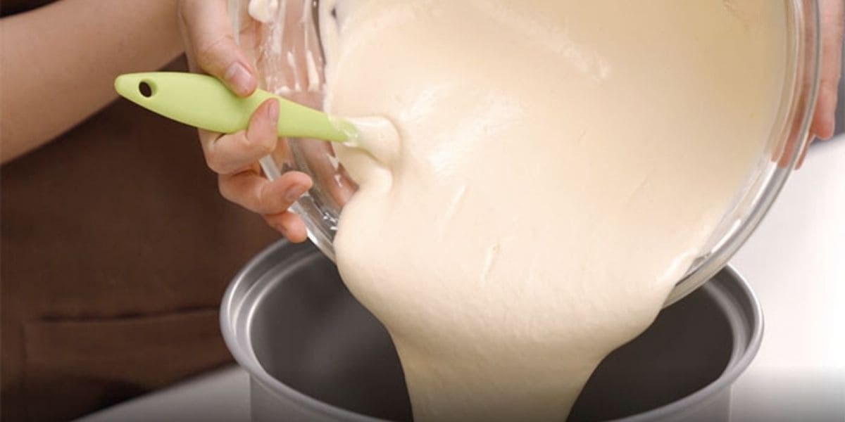 Đổ bánh vào nồi cơm điện và nấu bánh bông lan