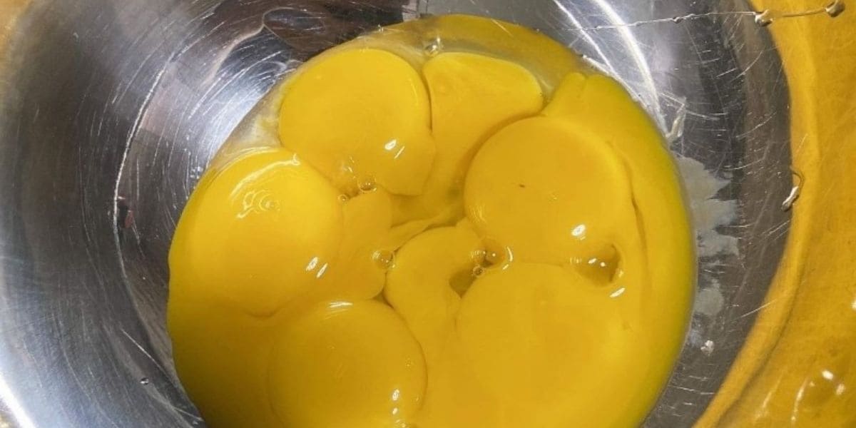 Đánh lòng đỏ trứng cho bánh bông lan 