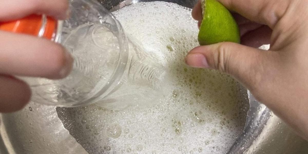 Đánh lòng trắng trứng cho bánh bông lan