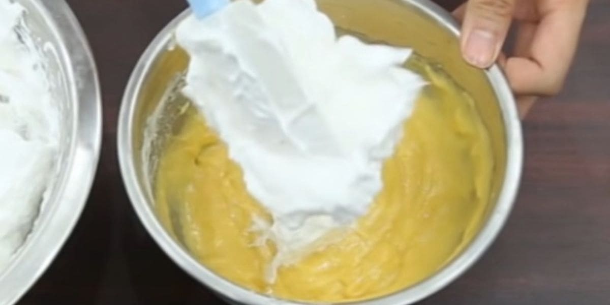 Trộn hỗn hợp lòng tăng và đỏ trứng cho bánh bông lan